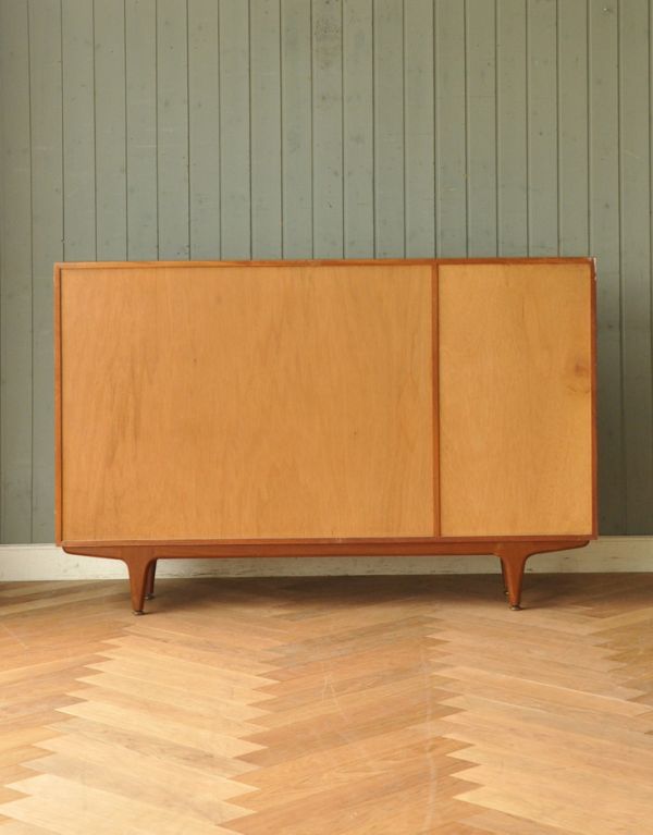 アンティークのキャビネット　アンティーク家具　イギリスのマッキントッシュ社、美しいヴィンテージキャビネット。キチンとメンテナンスしてあるので、裏側もキレイです。(x-732-f)