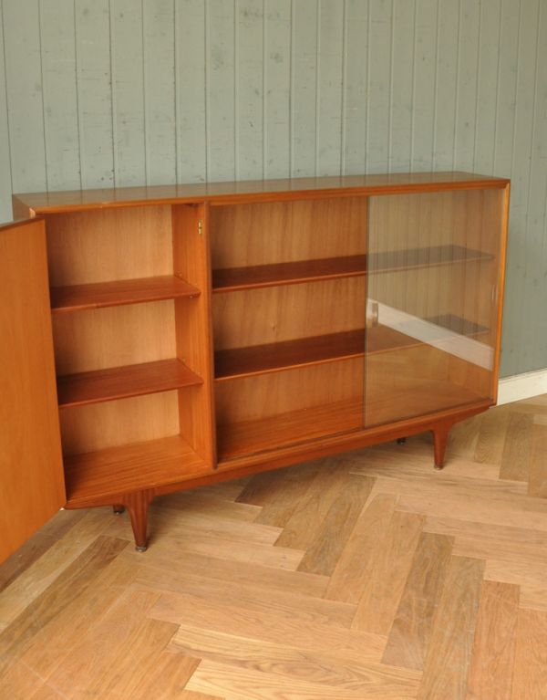 アンティークのキャビネット　アンティーク家具　イギリスのマッキントッシュ社、美しいヴィンテージキャビネット。扉の中も、ボディと同じチーク材の色味で統一されています。(x-732-f)