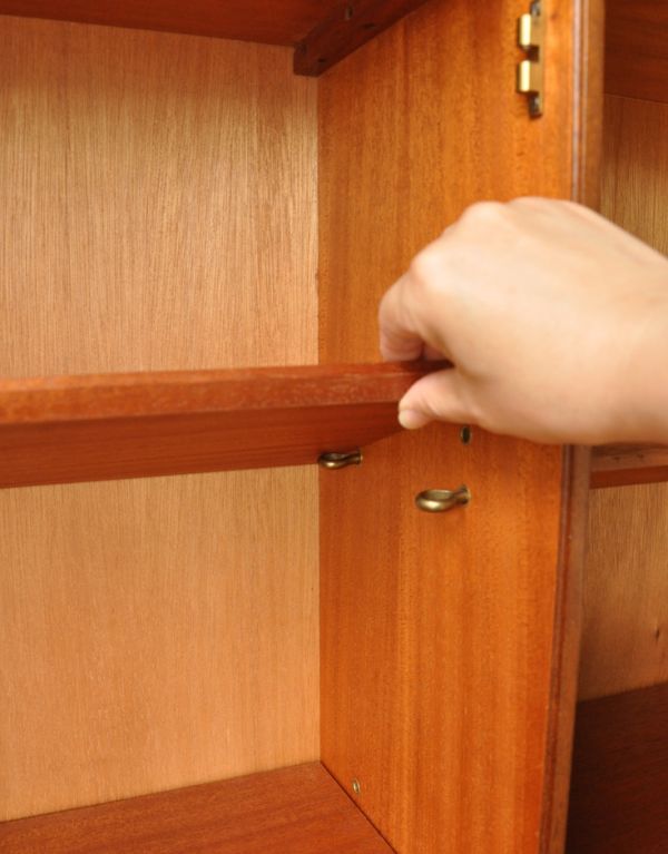 アンティークのキャビネット　アンティーク家具　イギリスのマッキントッシュ社、美しいヴィンテージキャビネット。棚板は可動します。(x-732-f)