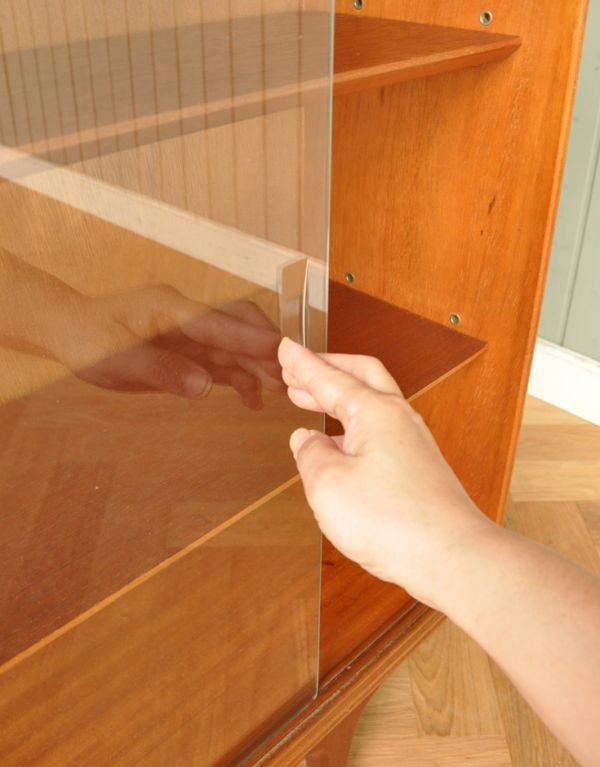 アンティークのキャビネット　アンティーク家具　イギリスのマッキントッシュ社、美しいヴィンテージキャビネット。ガラスの引き戸は、彫り取っ手になっています。(x-732-f)