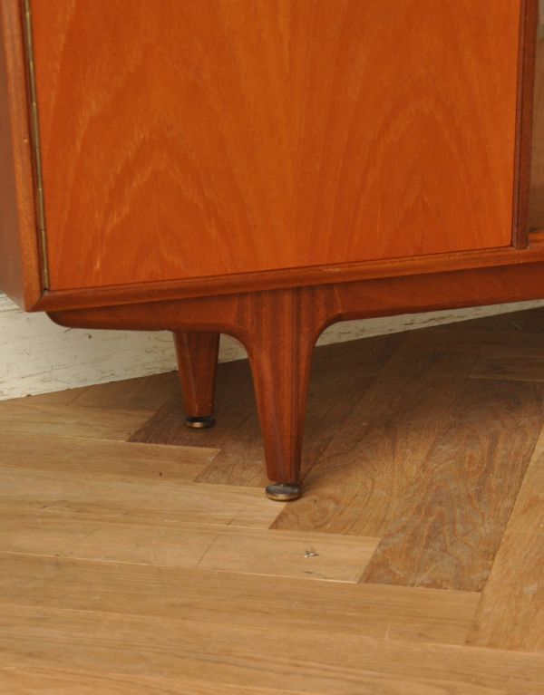 アンティークのキャビネット　アンティーク家具　イギリスのマッキントッシュ社、美しいヴィンテージキャビネット。安定感のある脚がしっかり支えます。(x-732-f)