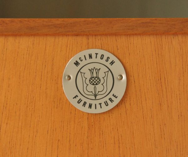 アンティークのキャビネット　アンティーク家具　イギリスのマッキントッシュ社、美しいヴィンテージキャビネット。「MCINTOSH FURNITURE（マッキントッシュ）」のロゴタグが残っていました。(x-732-f)