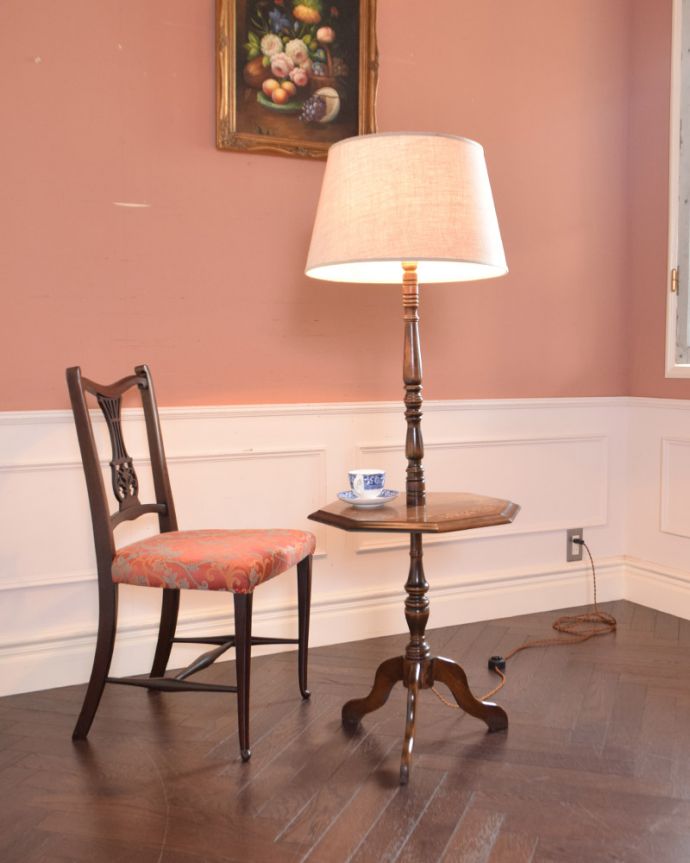 お花の模様が可愛いテーブル付きのアンティークフロアランプ（E26球