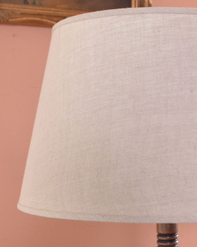 スタンドライト 照明・ライティング お花の模様が可愛いテーブル付きのアンティークフロアランプ(E26球)。シェードは、コントワール・ドゥ・ファミーユの新品をあわせました。(x-732-z)