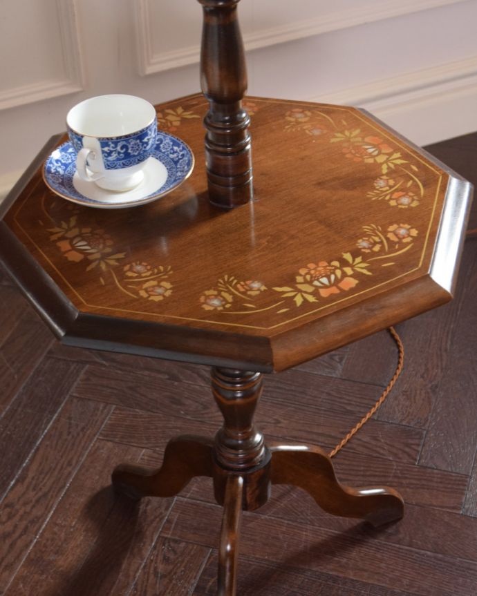 お花の模様が可愛いテーブル付きのアンティークフロアランプ（E26球