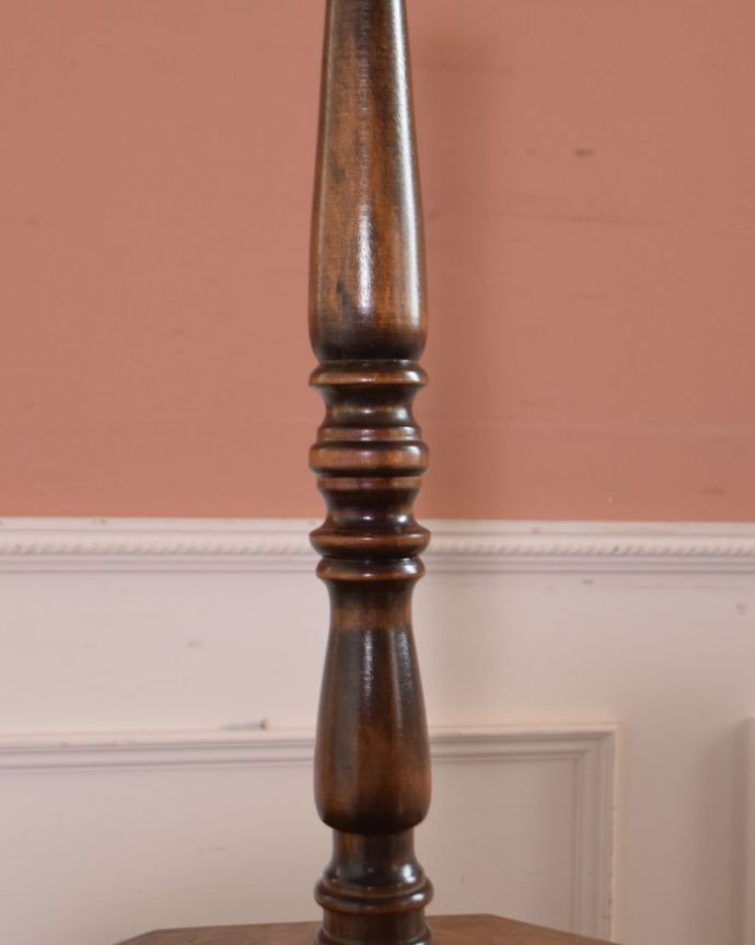 スタンドライト 照明・ライティング お花の模様が可愛いテーブル付きのアンティークフロアランプ(E26球)。どこから見ても美しい彫が入ったスタンドです。(x-732-z)