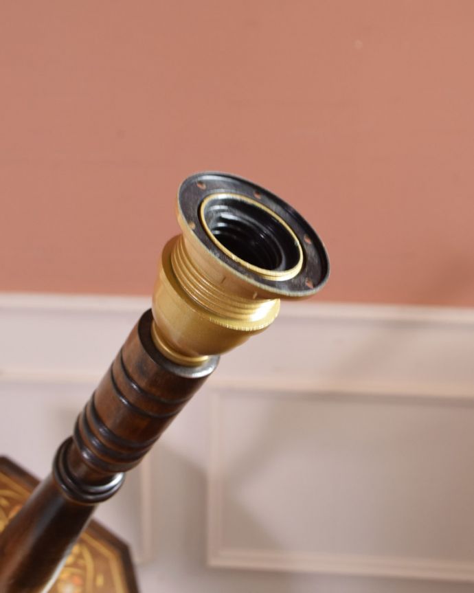 スタンドライト 照明・ライティング お花の模様が可愛いテーブル付きのアンティークフロアランプ(E26球)。オーバーホール済みなので安心してお使い頂けます。(x-732-z)