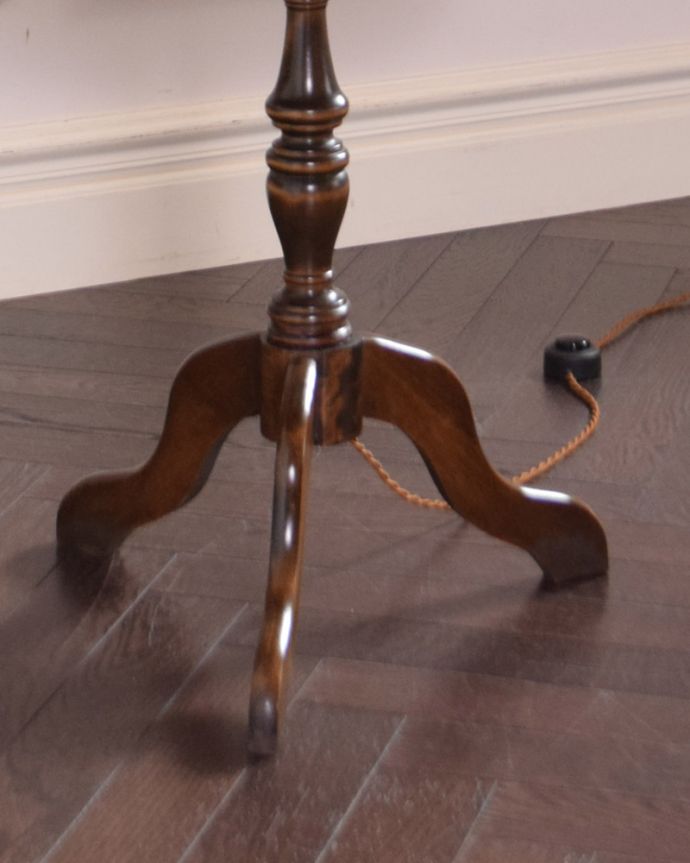 スタンドライト 照明・ライティング お花の模様が可愛いテーブル付きのアンティークフロアランプ(E26球)。脚先までこだわりのシルエット。(x-732-z)