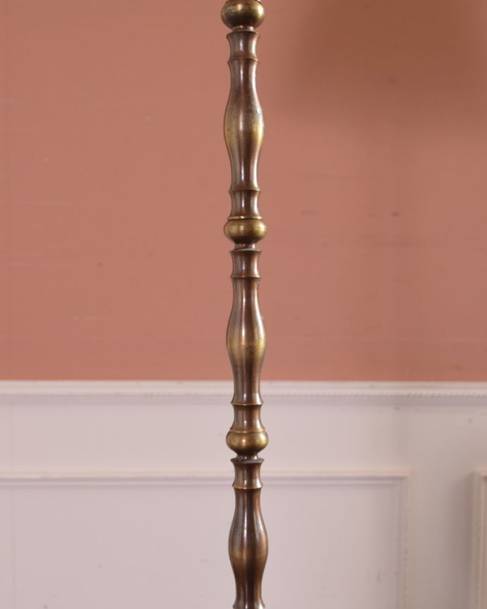 スタンドライト 照明・ライティング 3本脚で美しいシルエット、フランスアンティークのフロアランプ(E26球)。彫がたっぷりでキレイなスタンドです。(x-733-z)