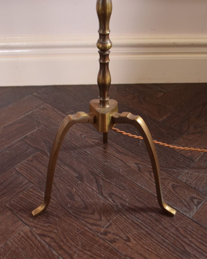 スタンドライト 照明・ライティング 3本脚で美しいシルエット、フランスアンティークのフロアランプ(E26球)。美しい3本脚でしっかりと支えます。(x-733-z)