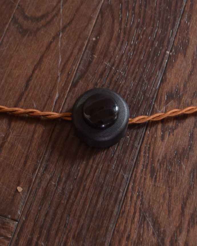 スタンドライト 照明・ライティング 3本脚で美しいシルエット、フランスアンティークのフロアランプ(E26球)。スイッチは足元にあります。(x-733-z)