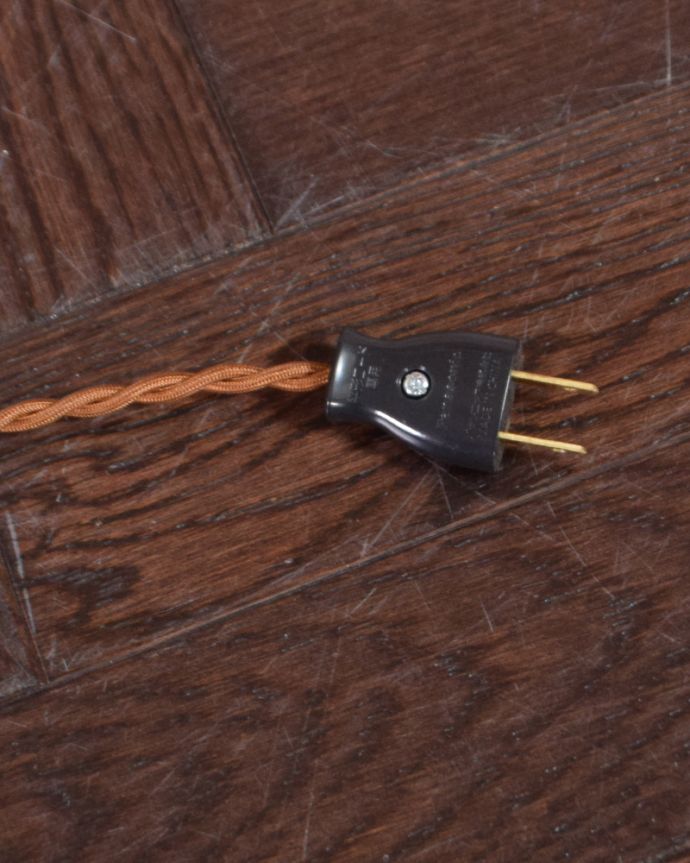 スタンドライト 照明・ライティング 3本脚で美しいシルエット、フランスアンティークのフロアランプ(E26球)。コードもインテリアの雰囲気を壊さないブラウンです。(x-733-z)