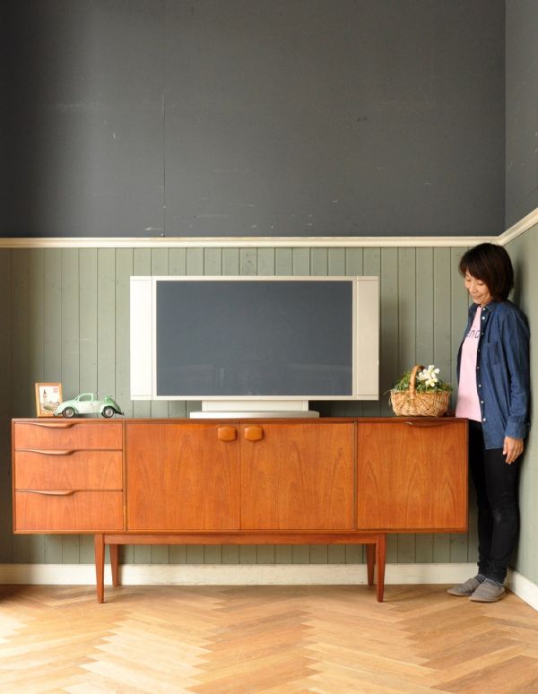 アンティークのキャビネット　アンティーク家具　北欧インテリアのブランド、マッキントッシュのかっこいいヴィンテージサイドボード。脚があるので軽やかな印象です。(x-734-f)