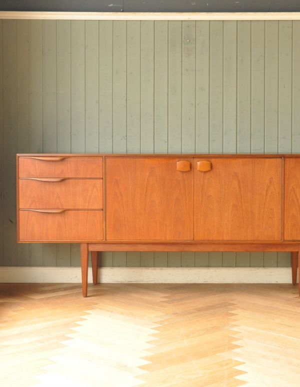 アンティークのキャビネット　アンティーク家具　北欧インテリアのブランド、マッキントッシュのかっこいいヴィンテージサイドボード。リビングで電話などの置き場所として使っても最適です。(x-734-f)