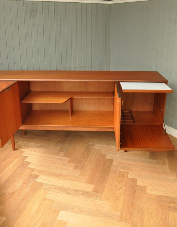 アンティークのキャビネット　アンティーク家具　北欧インテリアのブランド、マッキントッシュのかっこいいヴィンテージサイドボード。二枚扉の奥はたっぷり収納。(x-734-f)