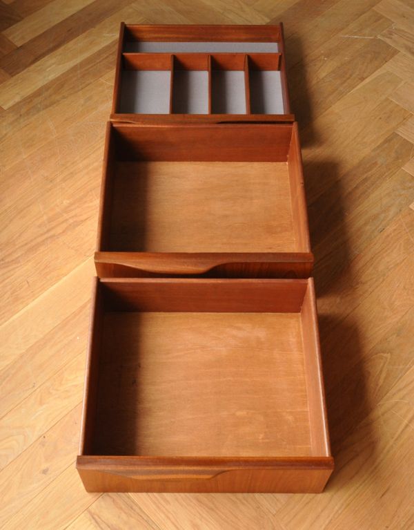 アンティークのキャビネット　アンティーク家具　北欧インテリアのブランド、マッキントッシュのかっこいいヴィンテージサイドボード。引き出しがあるので細かいものもしまえます。(x-734-f)