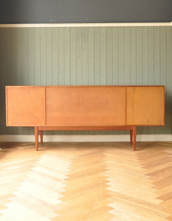 アンティークのキャビネット　アンティーク家具　北欧インテリアのブランド、マッキントッシュのかっこいいヴィンテージサイドボード。きちんとメンテナンスしてあるので、裏側もキレイです。(x-734-f)