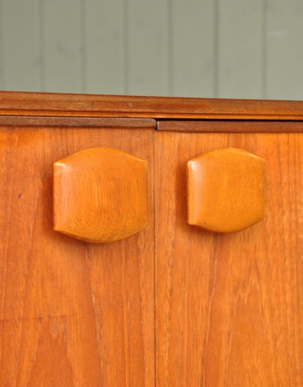 アンティークのキャビネット　アンティーク家具　北欧インテリアのブランド、マッキントッシュのかっこいいヴィンテージサイドボード。開閉しやすい形の取っ手です。(x-734-f)