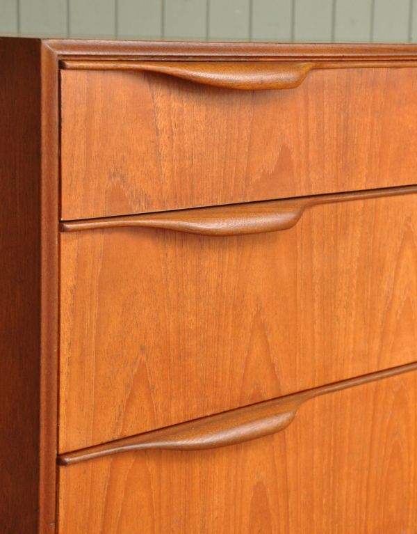 アンティークのキャビネット　アンティーク家具　北欧インテリアのブランド、マッキントッシュのかっこいいヴィンテージサイドボード。こちらは引き出しの取っ手です。(x-734-f)