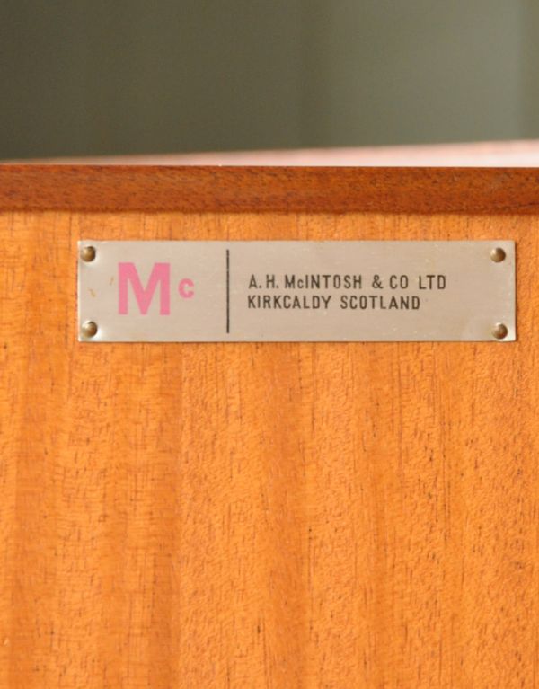 アンティークのキャビネット　アンティーク家具　北欧インテリアのブランド、マッキントッシュのかっこいいヴィンテージサイドボード。「マッキントッシュ」のタグが残っています。(x-734-f)