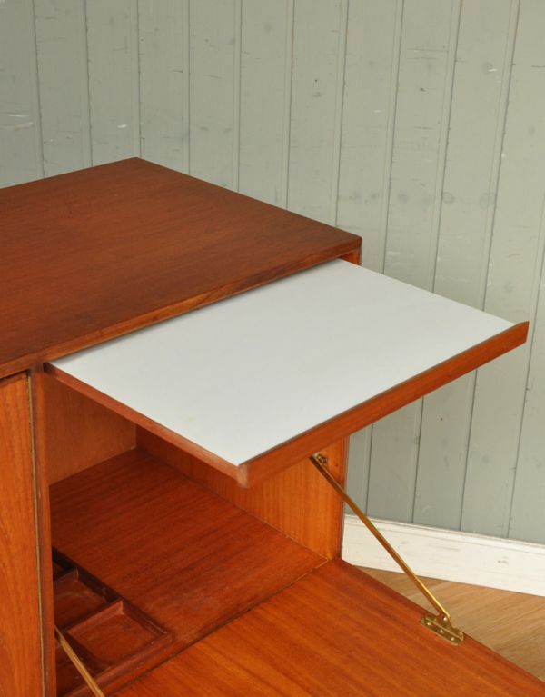 アンティークのキャビネット　アンティーク家具　北欧インテリアのブランド、マッキントッシュのかっこいいヴィンテージサイドボード。右側の扉の中にトレーがあります。(x-734-f)