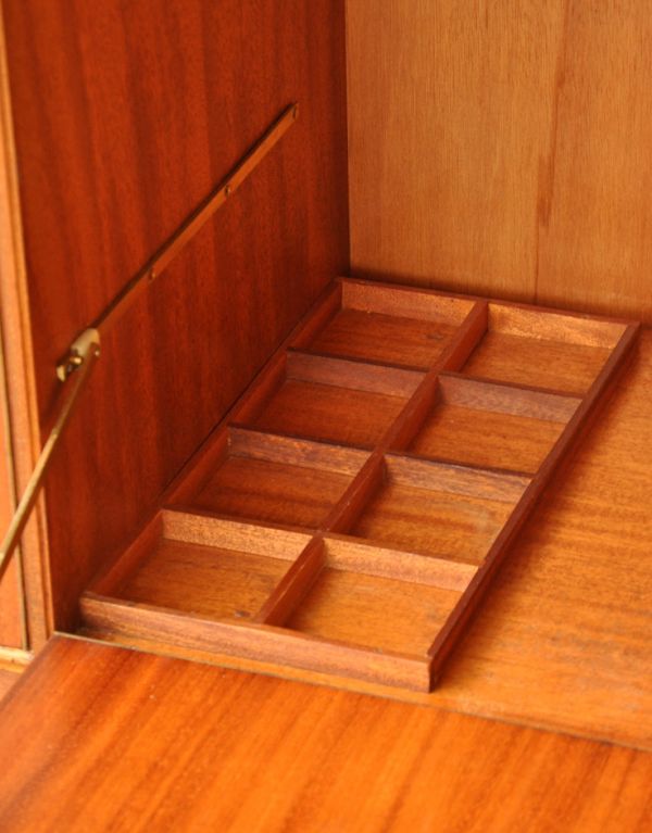 アンティークのキャビネット　アンティーク家具　北欧インテリアのブランド、マッキントッシュのかっこいいヴィンテージサイドボード。ボトル置きまで付いた機能的なデザインです。(x-734-f)