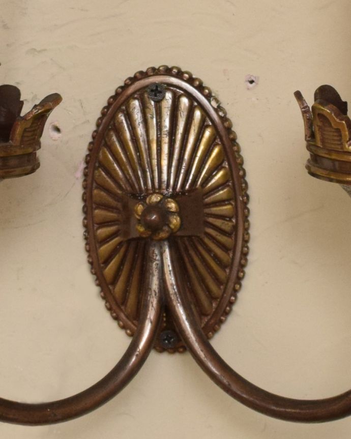 壁付けブラケット　照明・ライティング　２灯タイプのアンティークウォールブラケット（Ｅ17シャンデリア球付）。中央には小さなお花の装飾、明かりが付いていなくても壁のアクセサリーになるような存在感です。(x-734-z)