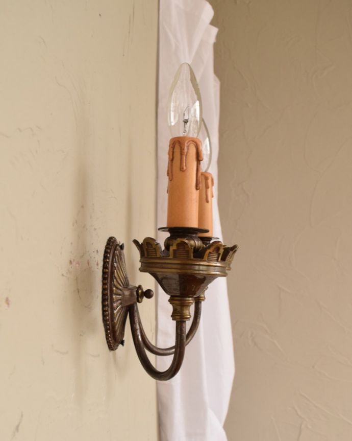 壁付けブラケット　照明・ライティング　２灯タイプのアンティークウォールブラケット（Ｅ17シャンデリア球付）。しっかりオーバーホウルをしたので、ご安心下さい。(x-734-z)