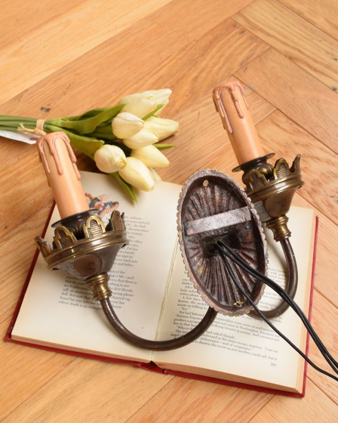 壁付けブラケット　照明・ライティング　２灯タイプのアンティークウォールブラケット（Ｅ17シャンデリア球付）。※配線に直結するので、電気屋さんによる取り付け工事が必要です。(x-734-z)