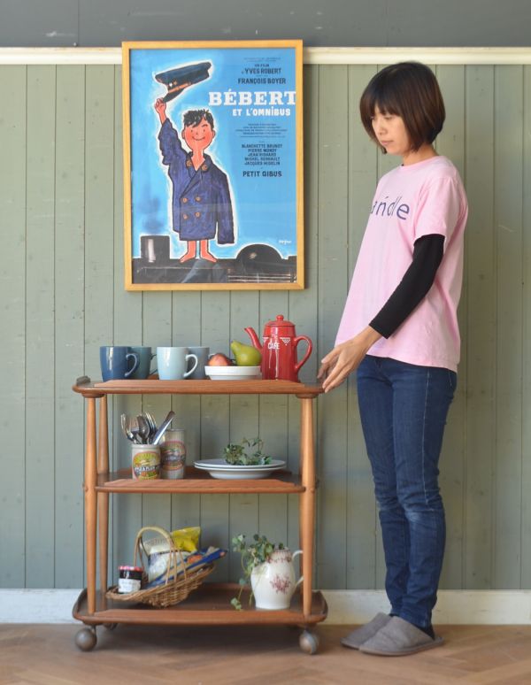 アーコールの家具 アンティーク家具 北欧デザインのヴィンテージ家具、キャスター付きワゴン(ERCOL)。コロコロ転がせば移動も楽チン!可愛いので毎日使いたくなります。(x-735-f)