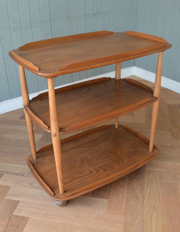 アーコールの家具 アンティーク家具 北欧デザインのヴィンテージ家具、キャスター付きワゴン(ERCOL)。3段になっているので収納力があります。(x-735-f)