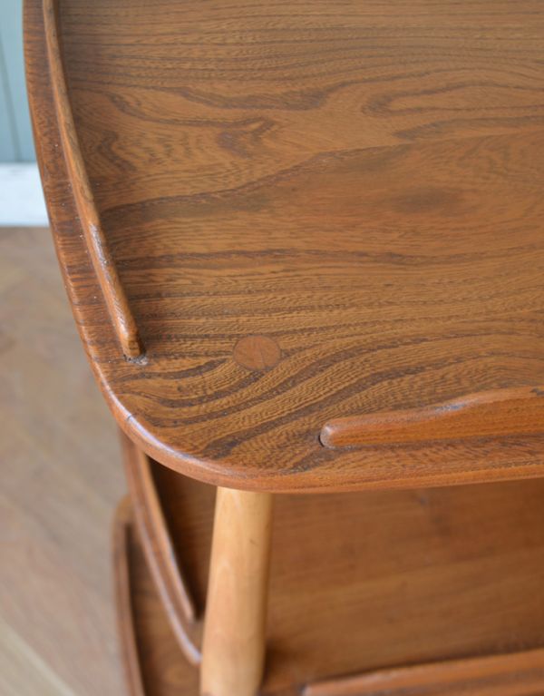 アーコールの家具 アンティーク家具 北欧デザインのヴィンテージ家具、キャスター付きワゴン(ERCOL)。縁には物が転がり落ちないように盾が入っています。(x-735-f)