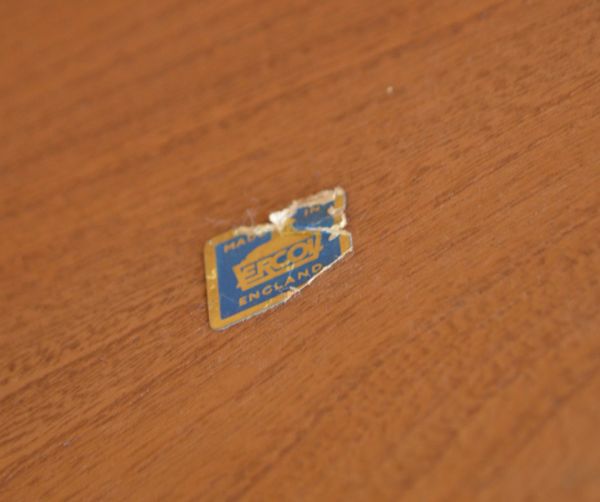 アーコールの家具 アンティーク家具 北欧デザインのヴィンテージ家具、キャスター付きワゴン(ERCOL)。アンティークのため破れなどありますが、アーコールのタグが残っている家具です。(x-735-f)