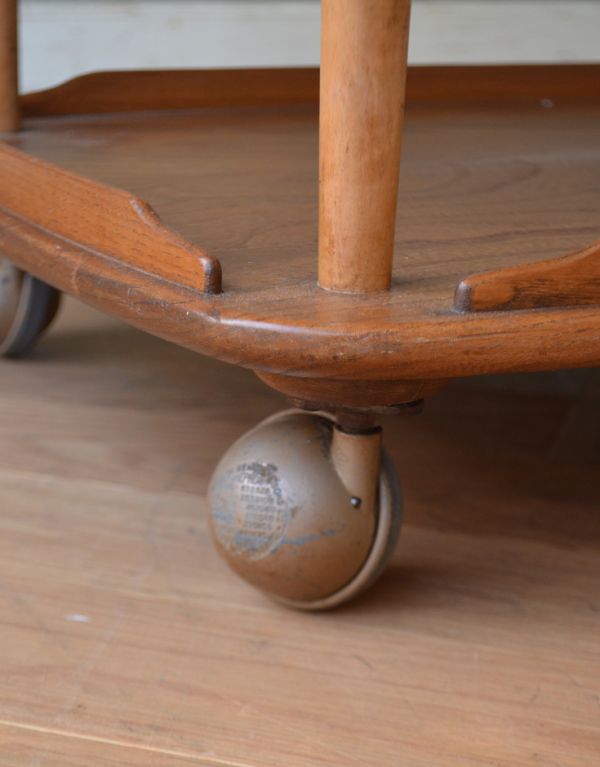 アーコールの家具 アンティーク家具 北欧デザインのヴィンテージ家具、キャスター付きワゴン(ERCOL)。きちんと調整したので、新しいものと比べるとスムーズではありませんが、ちゃんと動きます。(x-735-f)