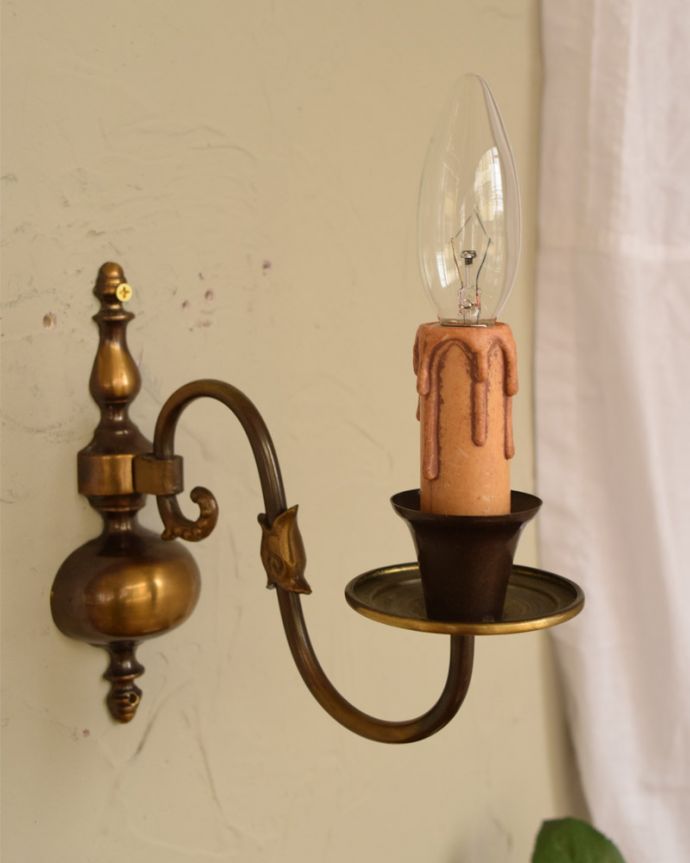 壁付けブラケット　照明・ライティング　1灯タイプのアンティークウォールブラケット（Ｅ17シャンデリア球付）。曲線がキレイでエレガントな印象です。(x-735-z)