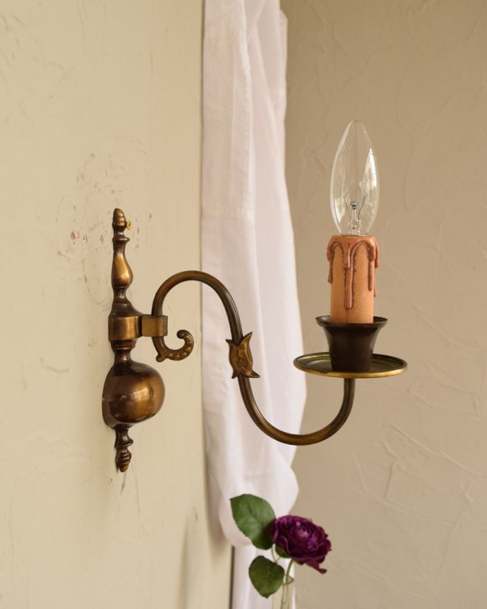 壁付けブラケット　照明・ライティング　1灯タイプのアンティークウォールブラケット（Ｅ17シャンデリア球付）。壁のお洒落を楽しむのにはピッタリな存在感です。(x-735-z)