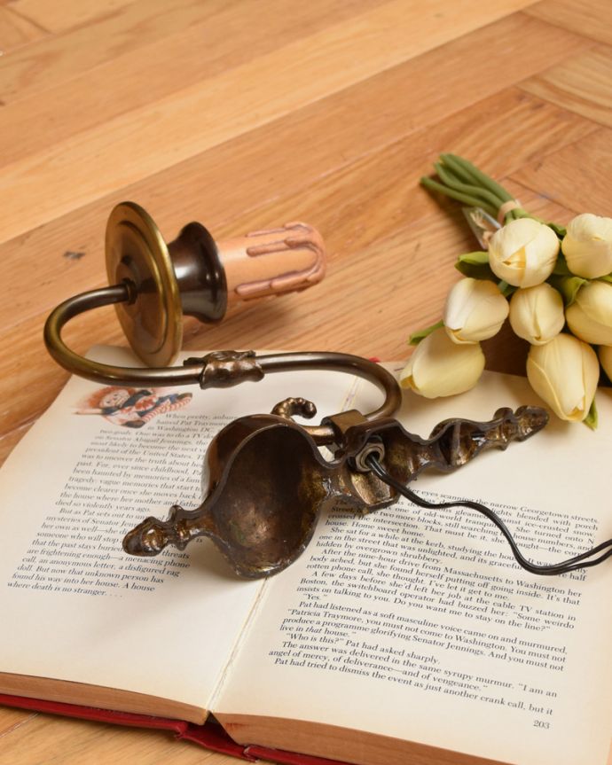 壁付けブラケット　照明・ライティング　1灯タイプのアンティークウォールブラケット（Ｅ17シャンデリア球付）。※配線に直結するので、電気屋さんによる取り付け工事が必要です。(x-735-z)