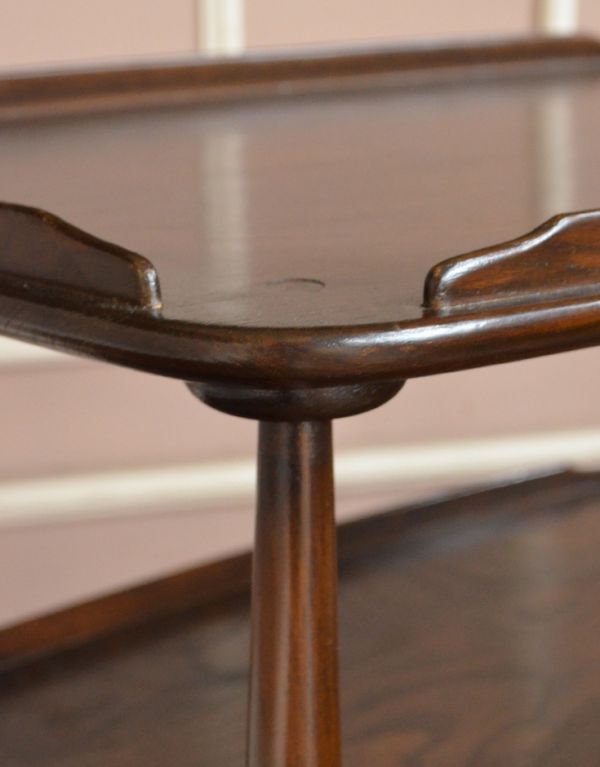 アーコールの家具 アンティーク家具 アーコールのヴィンテージ家具、キャスター付きキッチンワゴン(トローリー) 。縁には物が転がり落ちないように盾が入っています。(x-736-f)