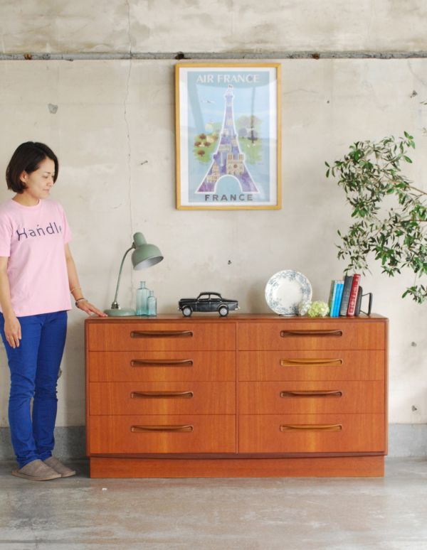 G-PLAN(Gプラン) アンティーク家具 チーク材のカッコいいヴィンテージ家具、G-PLANのワイドチェスト(サイドボード)。スッキリとかっこいいデザインが特徴のアンティークチェスト。(x-737-f)