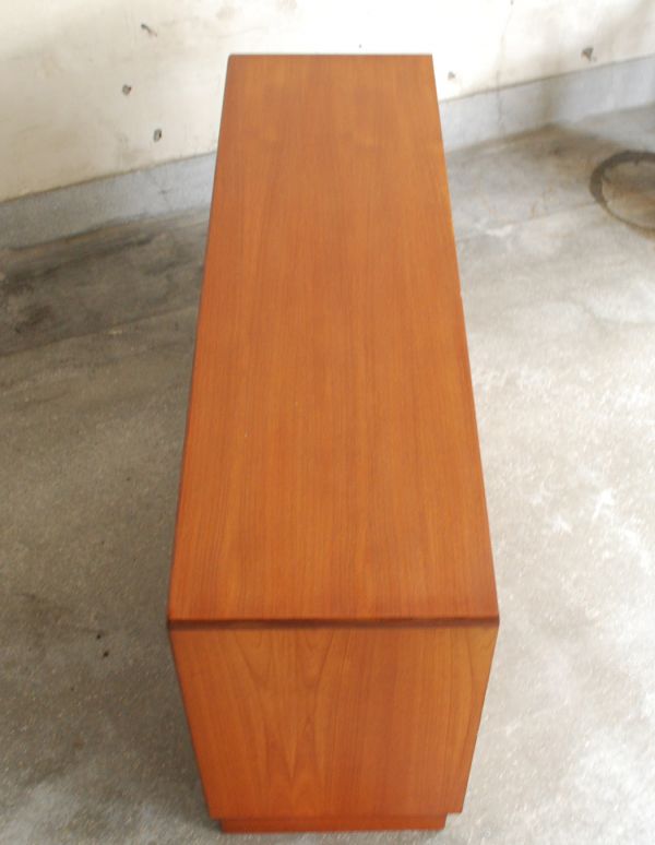 G-PLAN(Gプラン) アンティーク家具 チーク材のカッコいいヴィンテージ家具、G-PLANのワイドチェスト(サイドボード)。天板もキレイに塗装を仕上げました。(x-737-f)