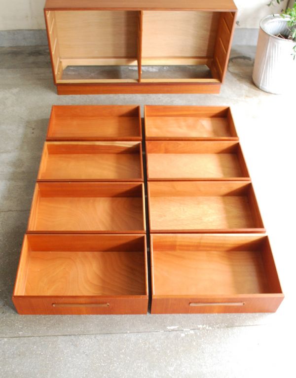 G-PLAN(Gプラン) アンティーク家具 チーク材のカッコいいヴィンテージ家具、G-PLANのワイドチェスト(サイドボード)。引き出しがあるので細かいものもしまえます。(x-737-f)