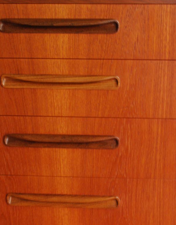 G-PLAN(Gプラン) アンティーク家具 チーク材のカッコいいヴィンテージ家具、G-PLANのワイドチェスト(サイドボード)。G-PLANらしいシンプルかつ使いやすい取っ手です。(x-737-f)