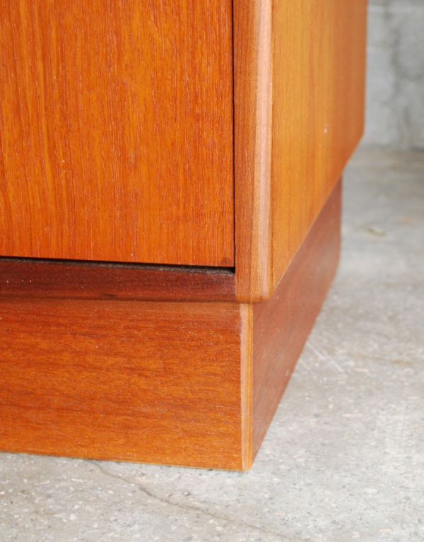 G-PLAN(Gプラン) アンティーク家具 チーク材のカッコいいヴィンテージ家具、G-PLANのワイドチェスト(サイドボード)。脚は床に付いたデザインです。(x-737-f)