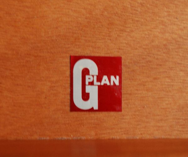 G-PLAN(Gプラン) アンティーク家具 チーク材のカッコいいヴィンテージ家具、G-PLANのワイドチェスト(サイドボード)。「G-PLAN」のロゴステッカーがついています。(x-737-f)