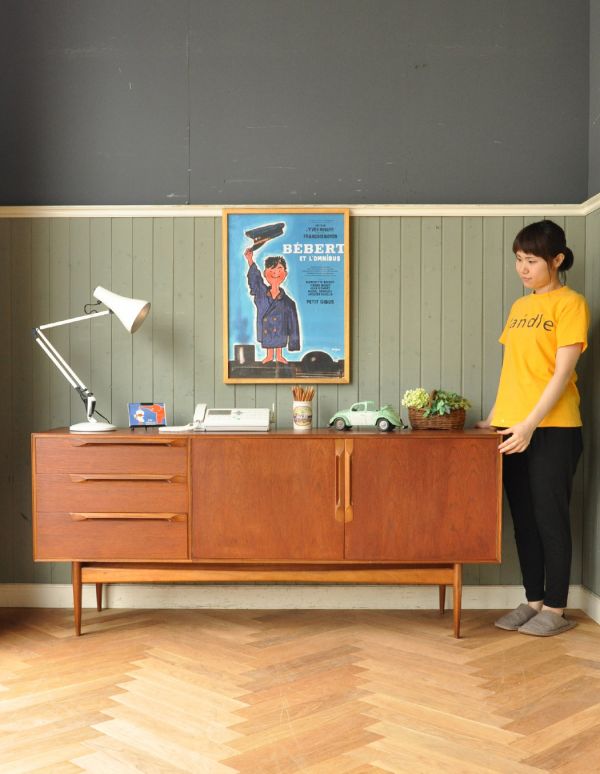 アンティークのキャビネット　アンティーク家具　チーク材を使ったヴィンテージ家具、北欧のサイドボード（マッキントッシュ）。脚があるので軽やかな印象です。(x-738-f)