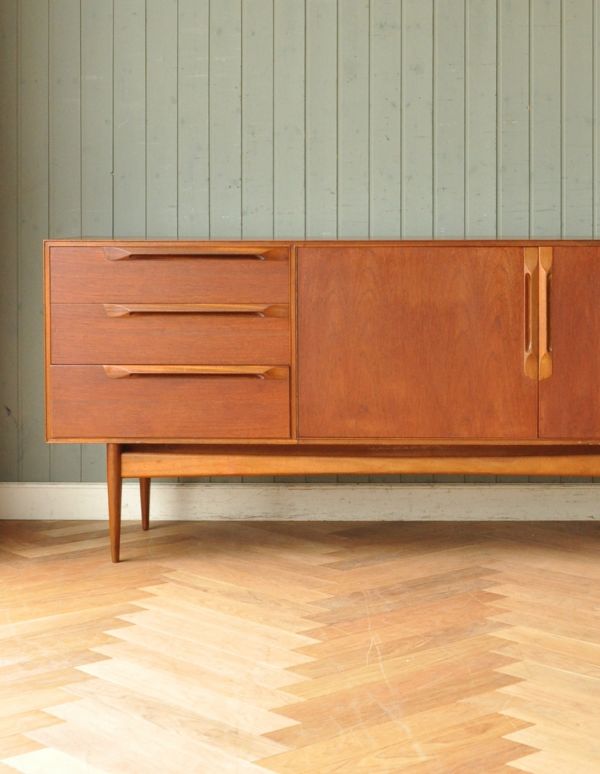 アンティークのキャビネット　アンティーク家具　チーク材を使ったヴィンテージ家具、北欧のサイドボード（マッキントッシュ）。リビングで電話などの置き場所として使っても最適です。(x-738-f)