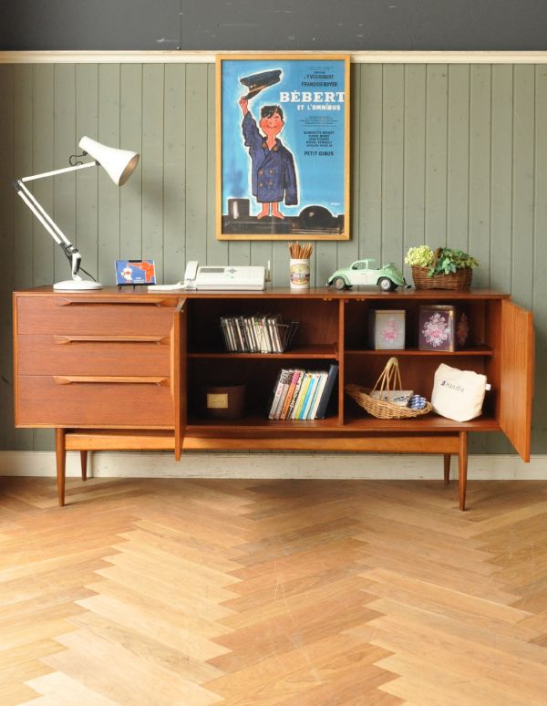 アンティークのキャビネット　アンティーク家具　チーク材を使ったヴィンテージ家具、北欧のサイドボード（マッキントッシュ）。二枚扉の奥はたっぷり収納。(x-738-f)