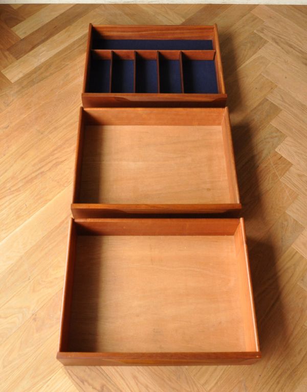 アンティークのキャビネット　アンティーク家具　チーク材を使ったヴィンテージ家具、北欧のサイドボード（マッキントッシュ）。引き出しがあるので細かいものもしまえます。(x-738-f)