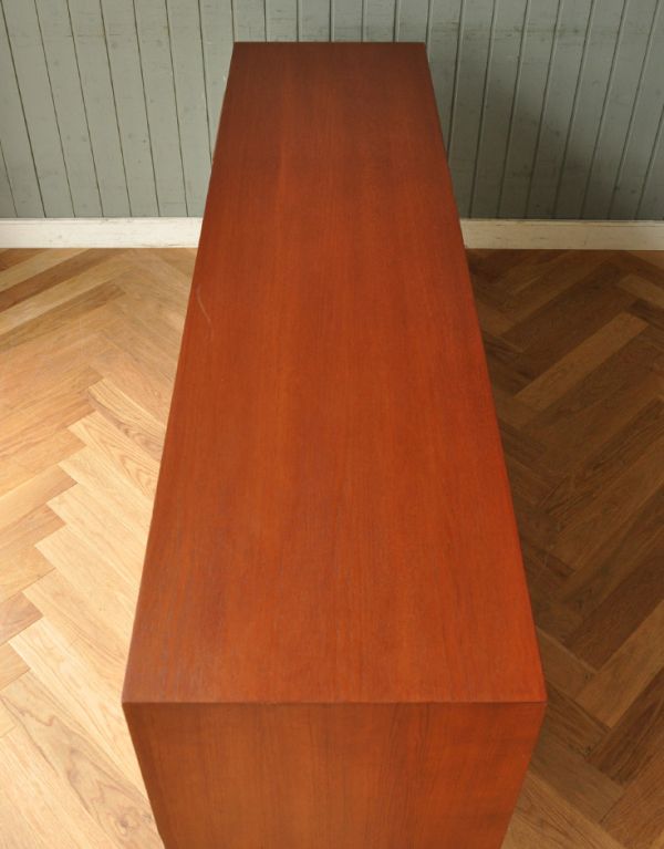 アンティークのキャビネット　アンティーク家具　チーク材を使ったヴィンテージ家具、北欧のサイドボード（マッキントッシュ）。天板もキレイに塗装を仕上げました。(x-738-f)