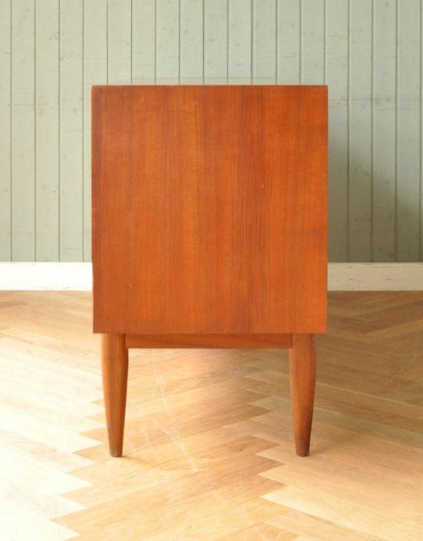 アンティークのキャビネット　アンティーク家具　チーク材を使ったヴィンテージ家具、北欧のサイドボード（マッキントッシュ）。サイドから見てもキレイな状態です。(x-738-f)